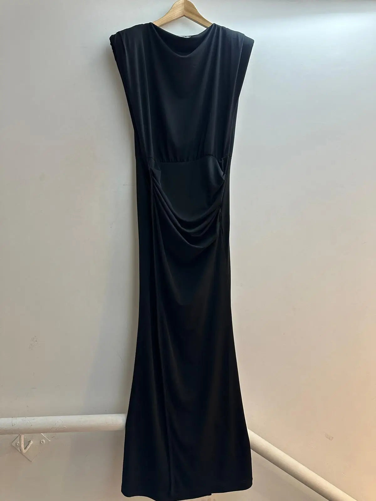 vestido largo ajustado con abertura