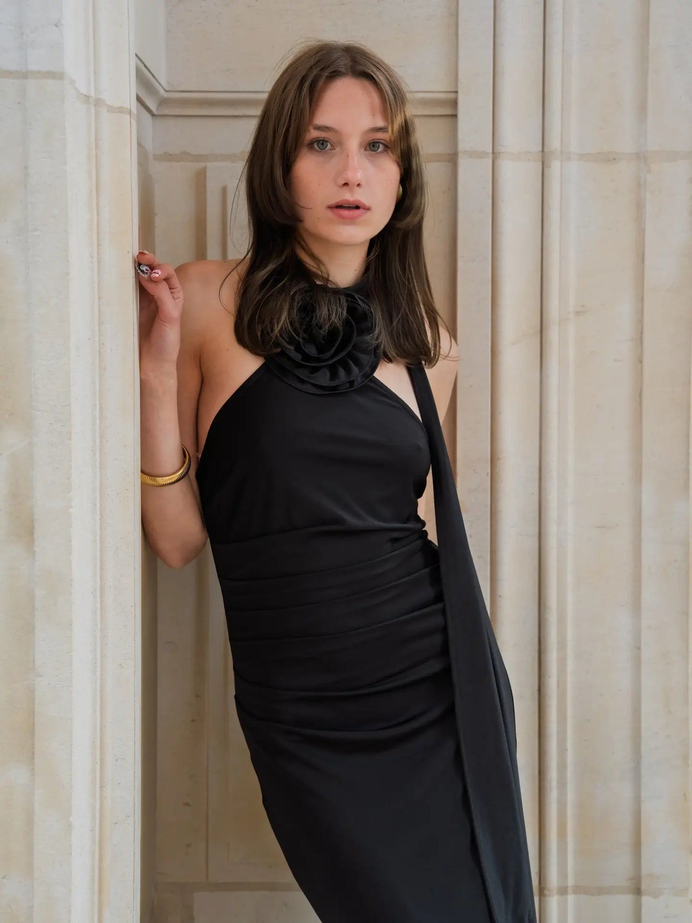 Vestido de cóctel de ceremonia con espalda descubierta y abertura