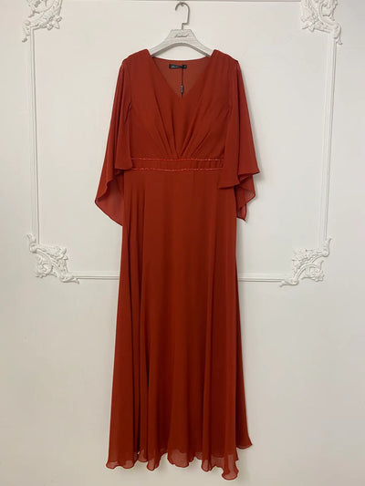 Vestido con mangas y pedreria en V