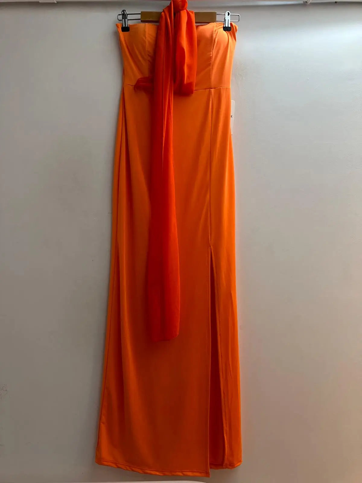 vestido sin tirantes con hombros descubiertos
