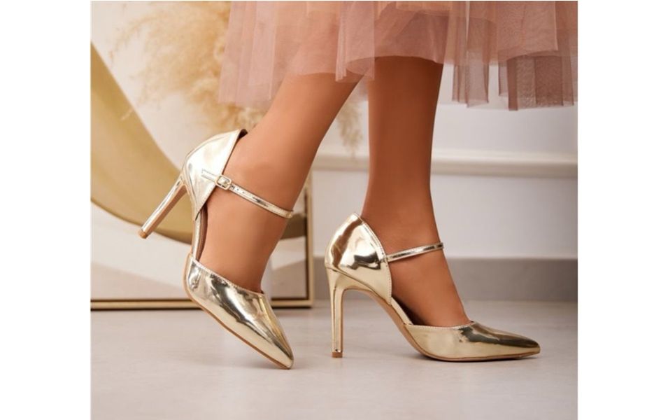 Zapato elegante en Tacón: Brillo y Sofisticación