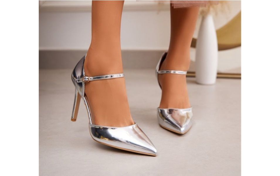 Zapato elegante en Tacón: Brillo y Sofisticación