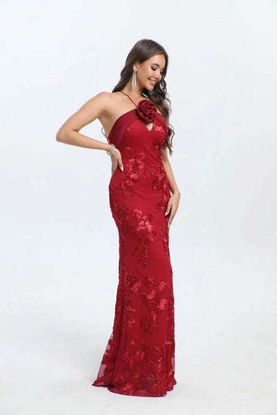 Vestido con flor de encaje y toque satinado