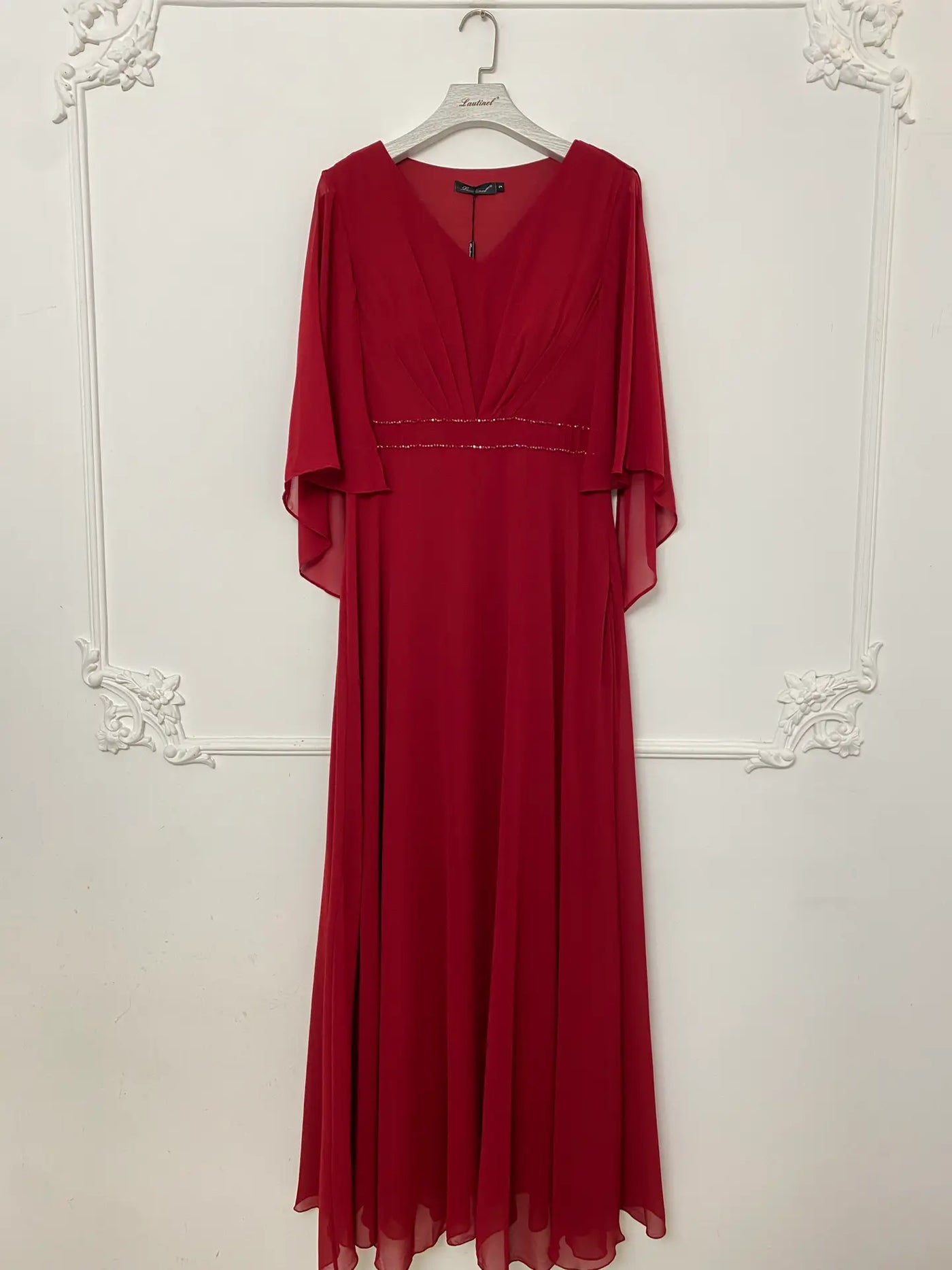 Vestido con mangas y pedreria en V