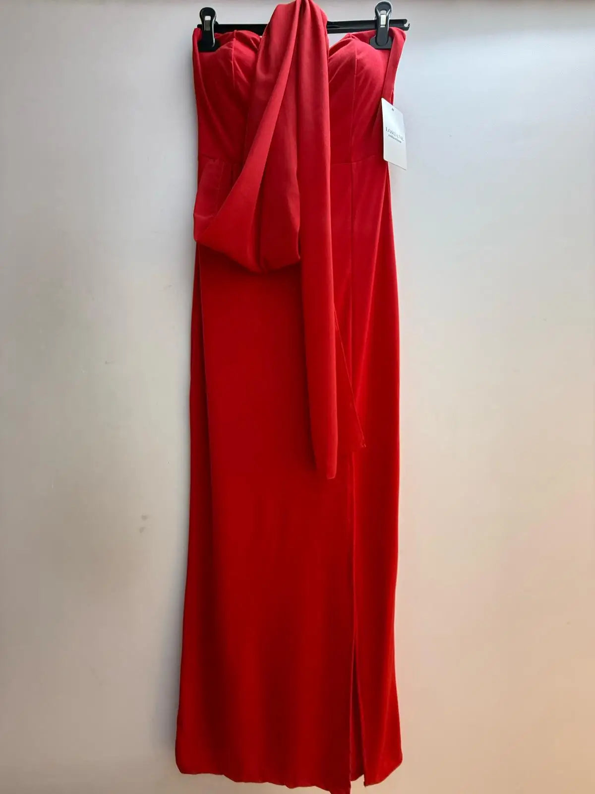 vestido sin tirantes con hombros descubiertos