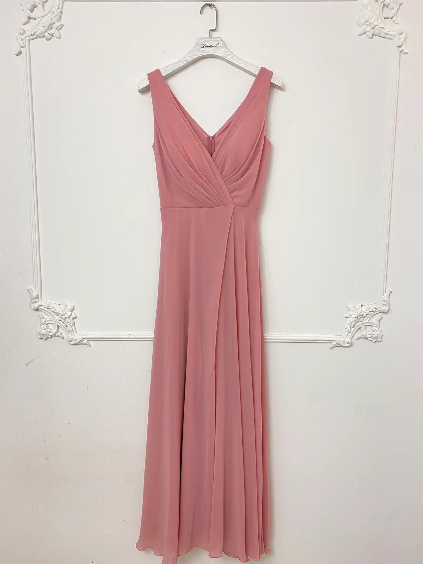 Vestido largo con abertura en cuello en V