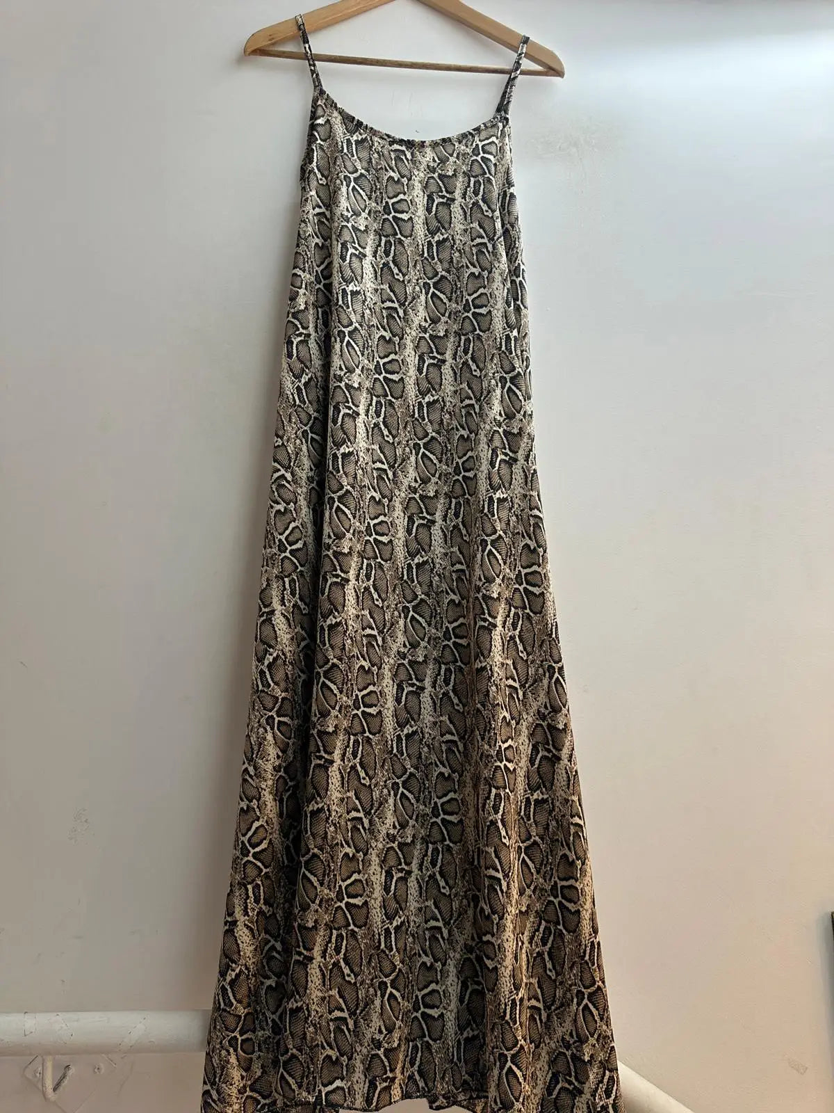 Vestido de tirantes con estampado animal.