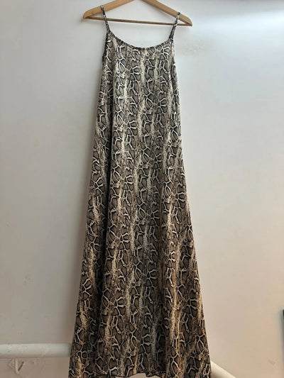 Vestido de tirantes con estampado animal.