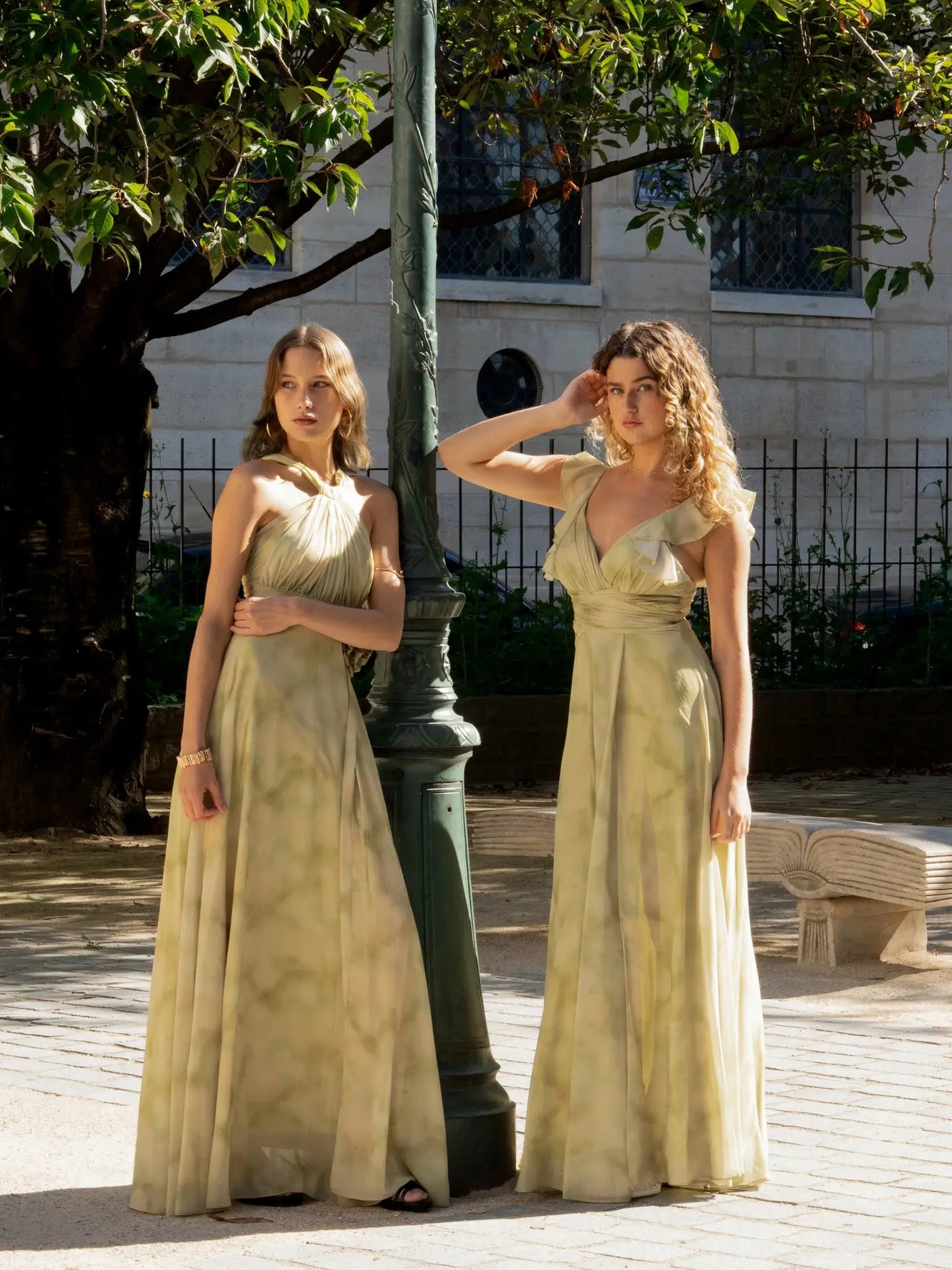 Vestido largo estilo tie-dye con volantes elegantes