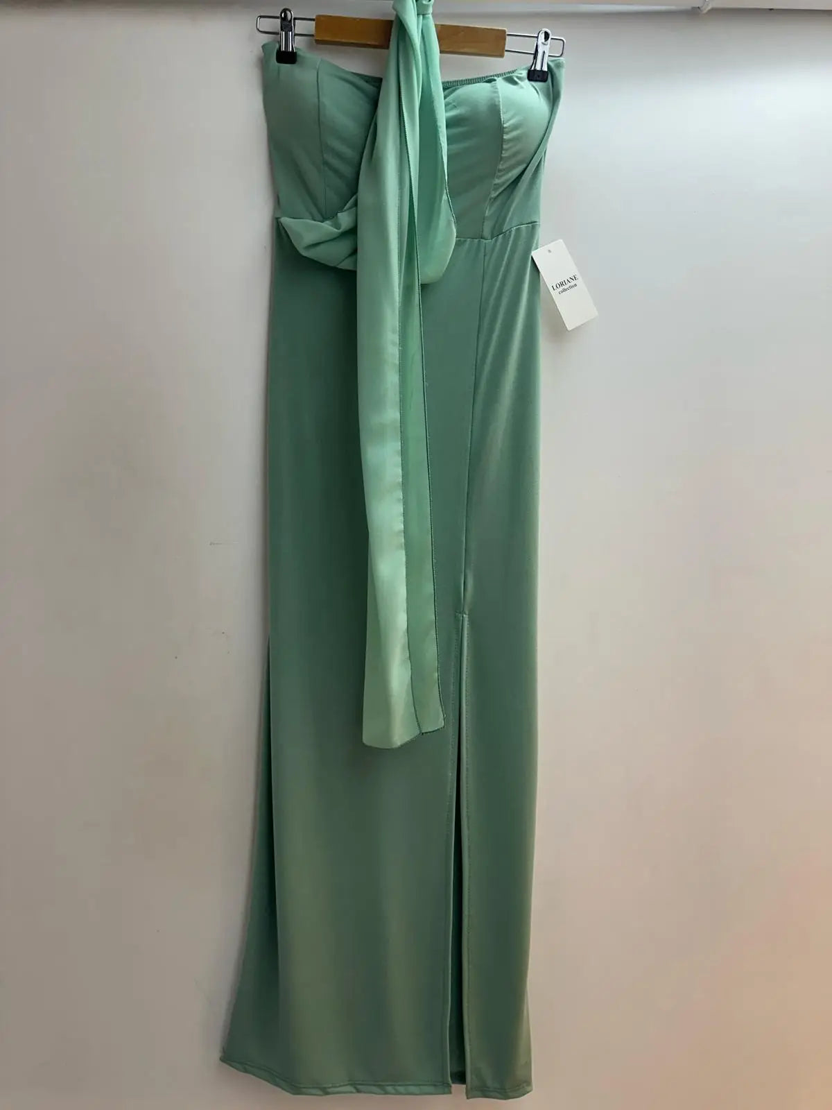 vestido sin tirantes con hombros descubiertos