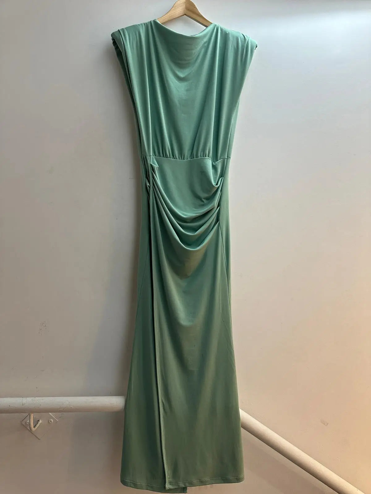 vestido largo ajustado con abertura