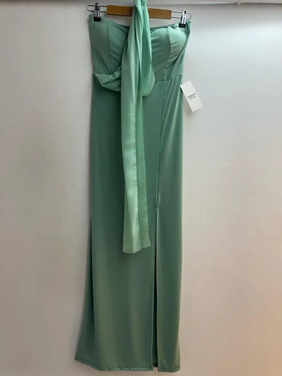 vestido sin tirantes con hombros descubiertos