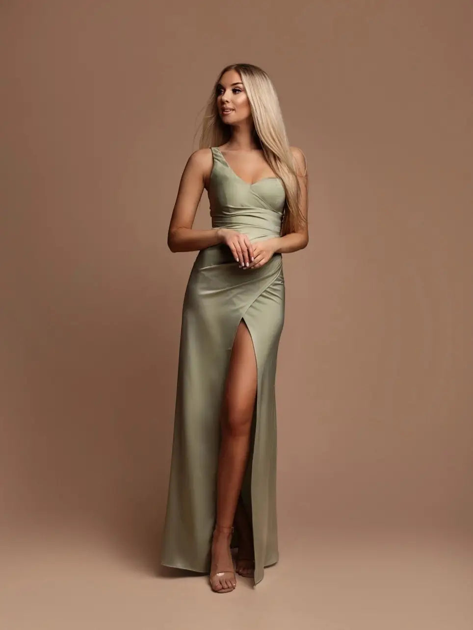 Vestido largo asimétrico fluido con abertura elegante