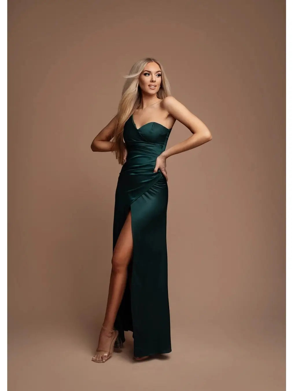 Vestido largo asimétrico fluido con abertura elegante