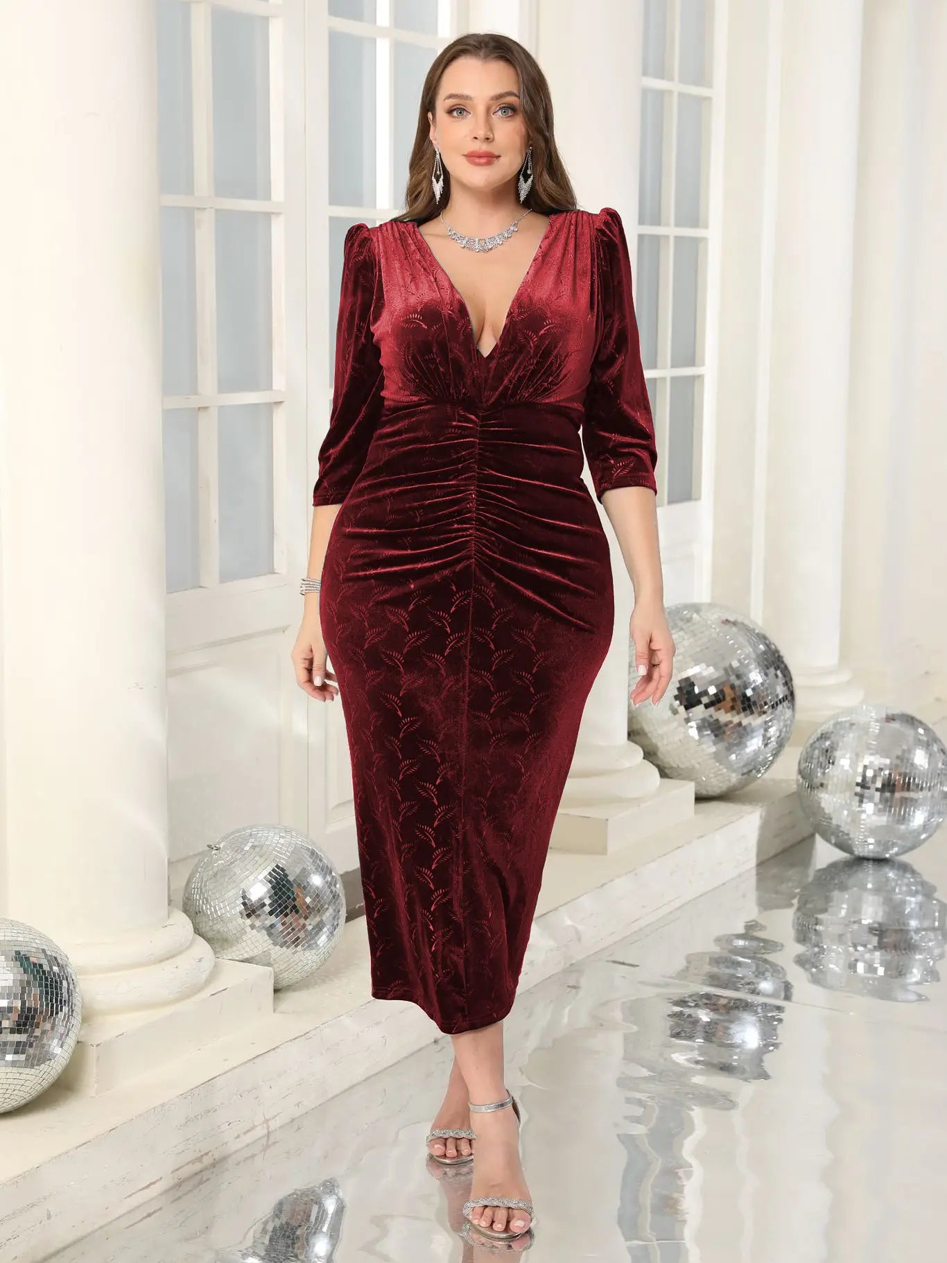Vestido de terciopelo, de longitud media, con mangas