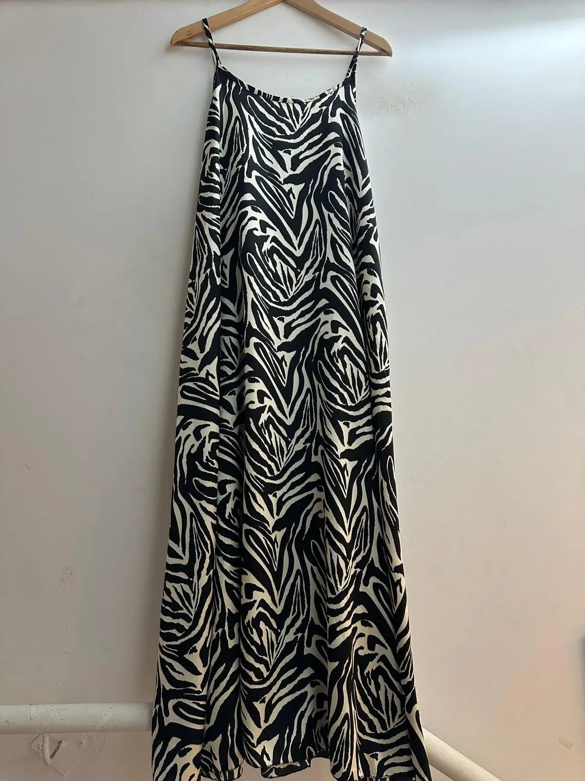 Vestido de tirantes con estampado animal.